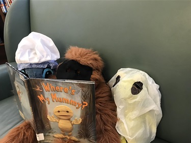 Honey reads a spooky story to Stitch and Romi Rose